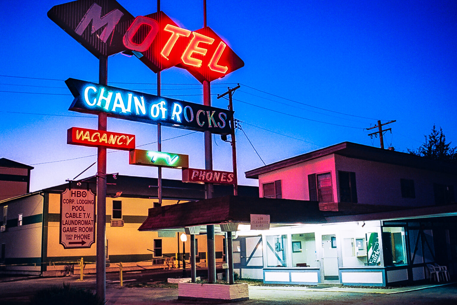 Chain of Rocks Motel on the Mississippi river border between Illinois and Misouri at dusk, with the historic Route 55 neon signage all lit up in the sky