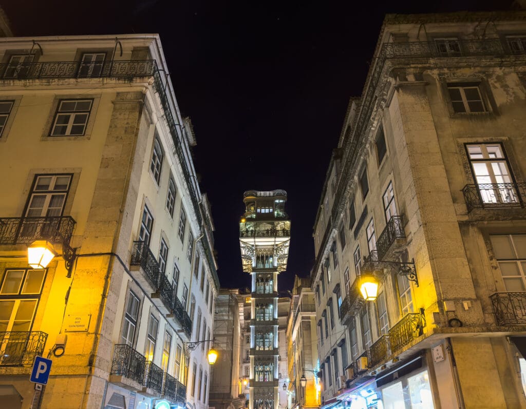 No Lisbon itinerary is complete without a visit of the Santa Justa Lift and its observatory roof, especcially at night