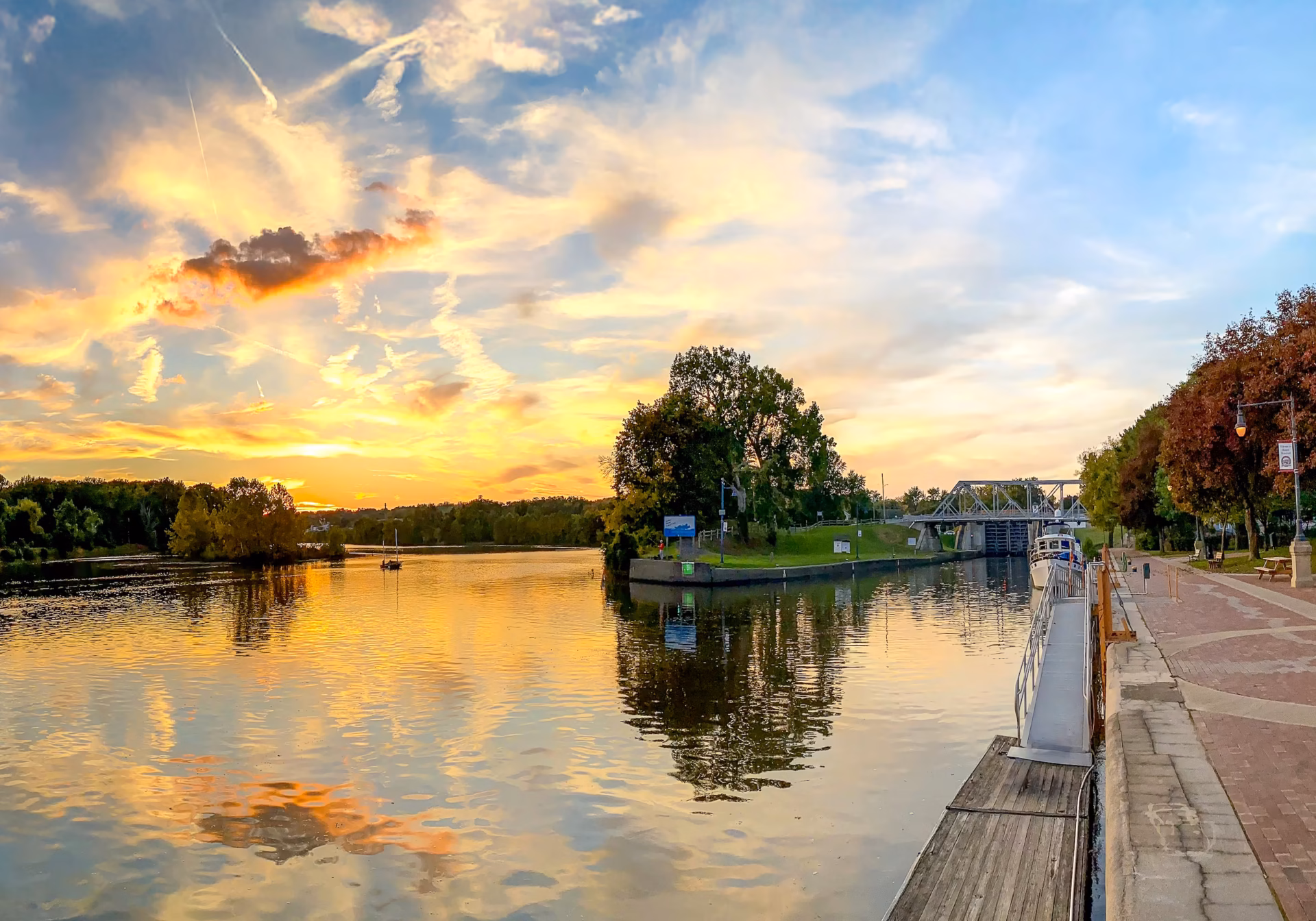 Erie Canalway Waterford New York | Mohawk-River Lock E2
